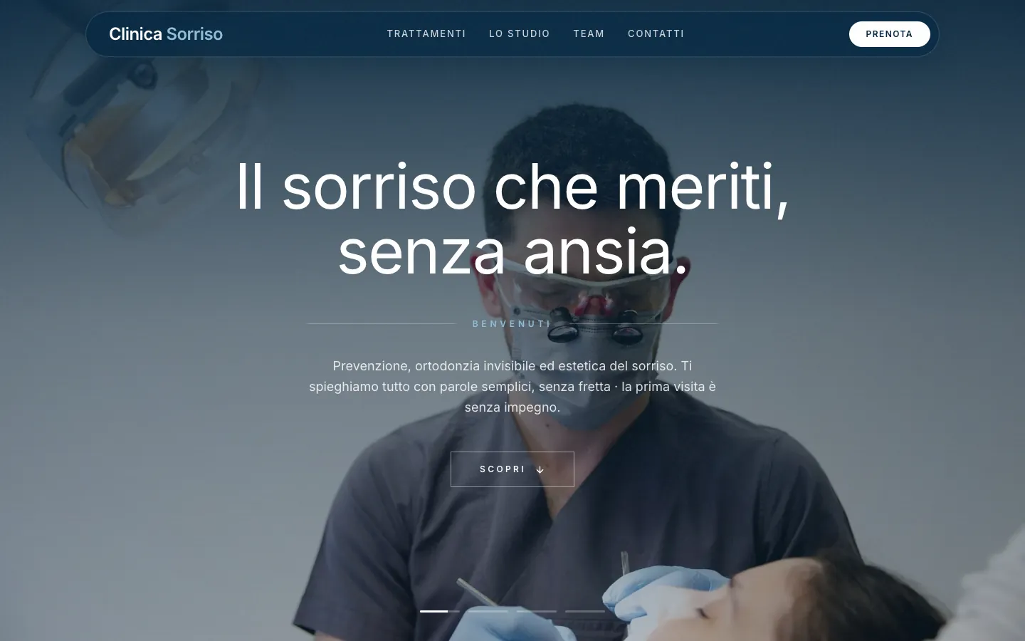 Esempio di sito web per studio dentistico progettato da Ammira, versione desktop: menu con trattamenti, studio, team e contatti, pulsante Prenota e titolo «Il sorriso che meriti, senza ansia» sopra la foto di un odontoiatra al lavoro.