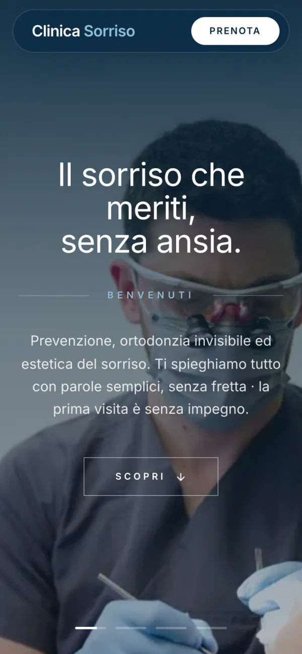 Lo stesso esempio di sito per studio dentistico su smartphone: nome dello studio, pulsante Prenota in alto e presentazione di prevenzione, ortodonzia invisibile ed estetica del sorriso.